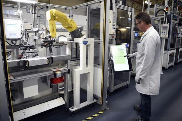 vr工程師正在調試機器